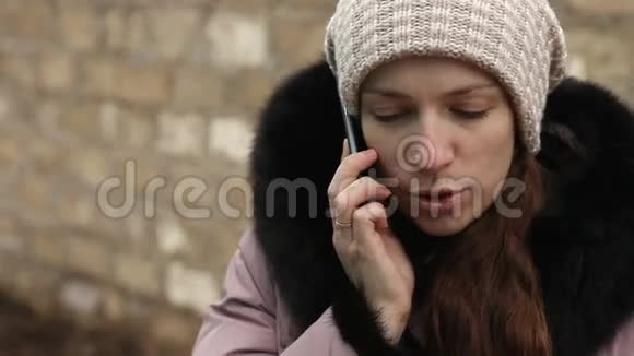 穿着冬装的小女孩在打电话视频的预览图