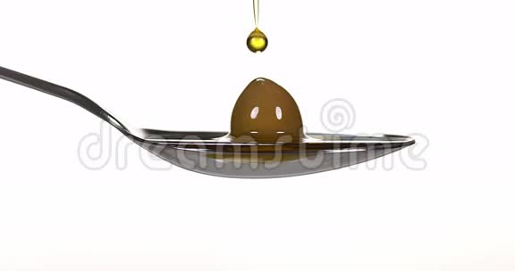 橄榄油和橄榄油在白色背景下视频的预览图