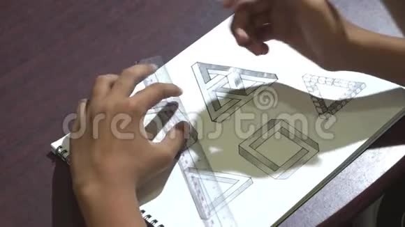 亚洲男孩学习和练习在棕色书桌上的笔记本上画3D形状视频的预览图