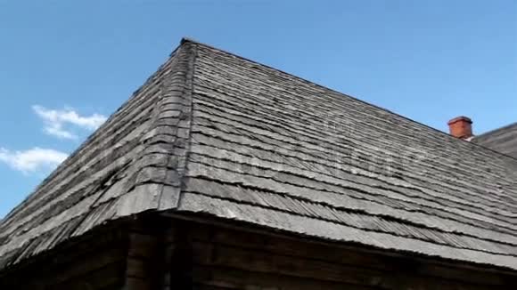 旧雪松木瓦的一角摇晃着房子的屋顶和一个干净的烟囱视频的预览图