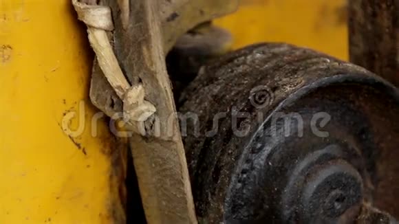 旧时代农机秸秆锤磨带皮带生锈齿轮视频的预览图