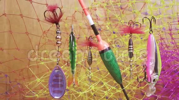 渔网背景上的浮物和鱼饵视频的预览图