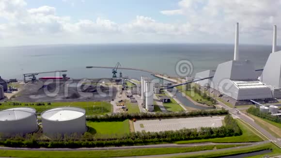 哥本哈根生态发电厂的鸟瞰图视频的预览图