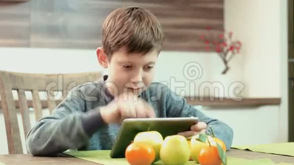 小男孩用平板电脑视频的预览图