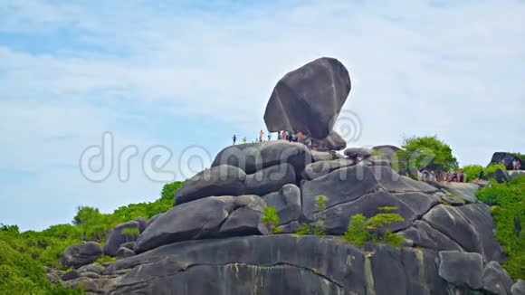 带着无数游客的岩石泰国西米兰视频的预览图