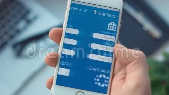 在智能手机银行应用程序上偿还信用债务视频的预览图