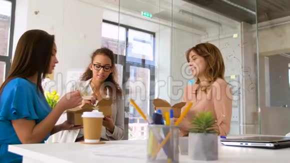 快乐的女商人在办公室吃食物视频的预览图