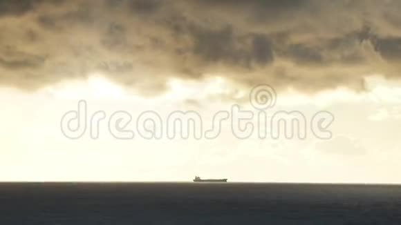 在暴风雨的云层和船的背景下海上的时光灯塔视频的预览图