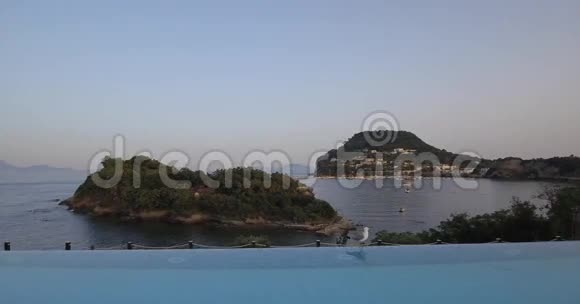 鸟瞰岛上美丽的绿松石海和游艇视频的预览图