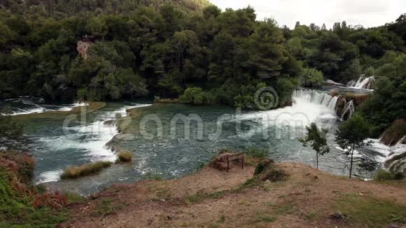 Krka河Croatia河上的急流和小瀑布全景拍摄视频的预览图