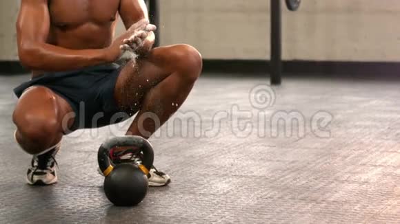 健身男子在健身房用粉笔画他的手视频的预览图