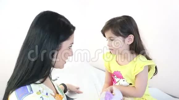 美丽的治疗师准备一个小女孩做按摩视频的预览图