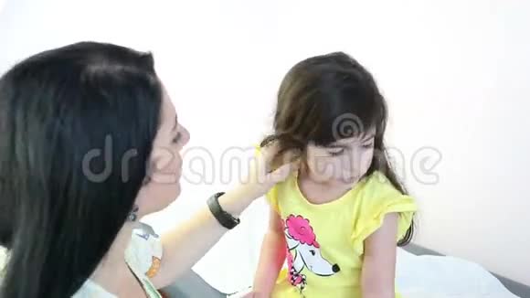 医生检查女孩的体温儿科医生视频的预览图