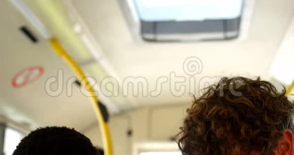 乘坐4k公共汽车时女性通勤者使用手机视频的预览图