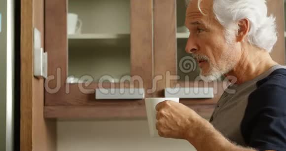 在厨房喝咖啡的老人视频的预览图