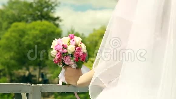 新娘手中的婚礼花束在绿色背景上视频的预览图