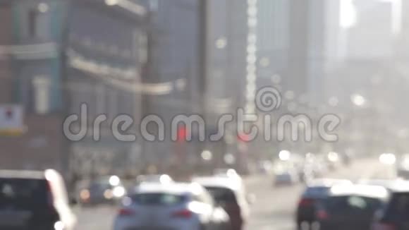 大城市街道上汽车的蒸汽视频的预览图