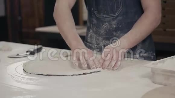 披萨烹饪工艺用硅胶糕点刷制作披萨基地木制背景俯视图视频的预览图