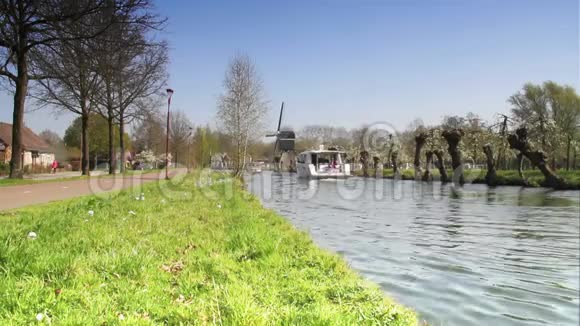 荷兰运河上的一艘船视频的预览图