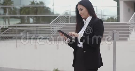 时髦的女商人用她的平板电脑视频的预览图