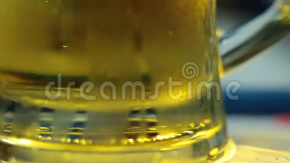 啤酒杯的特写镜头视频的预览图