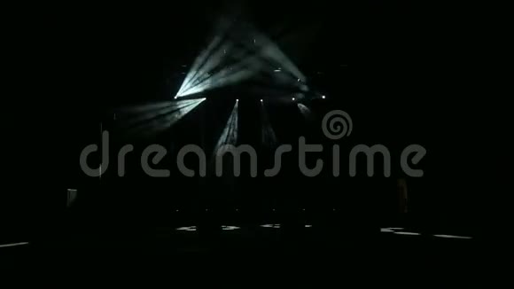 舞台灯光在行动黑暗中的音乐会灯光视频的预览图