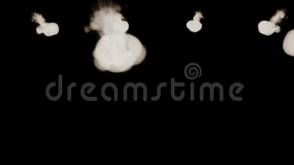 三维渲染构图与烟雾流隔离在黑色背景上的视觉效果圆形结构视频的预览图