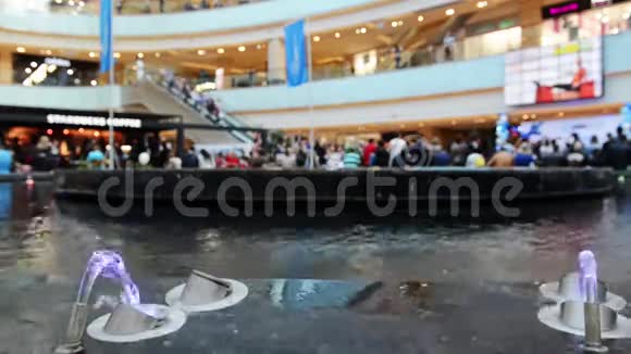 大型购物中心喷泉近景视频的预览图