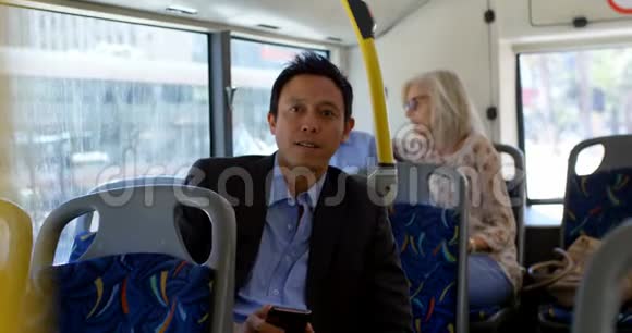 一对夫妇在乘坐4K公共汽车时相互交流视频的预览图