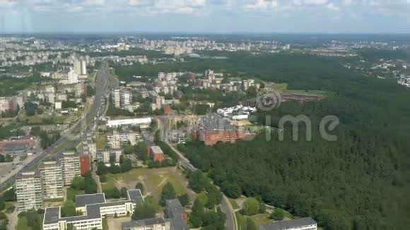 从维尔纽斯GH44KUHD电视塔的空中城市景观视频的预览图