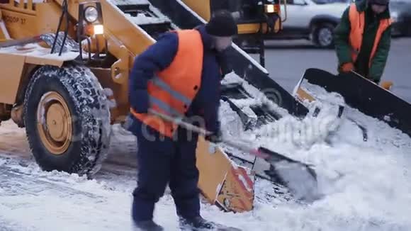 一场大雪后城市里除雪大量除雪专用设备视频的预览图