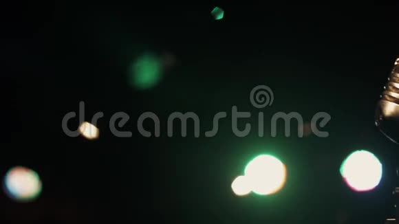 音乐会金属眩光麦克风站在舞台上的复古俱乐部绿色聚光灯视频的预览图