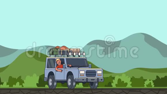 带着行李的动画车在屋顶和微笑的家伙在车轮后面骑过绿色山谷移动车辆视频的预览图