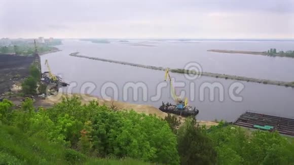 乌克兰Trypillia村Dnieper河全景视频的预览图