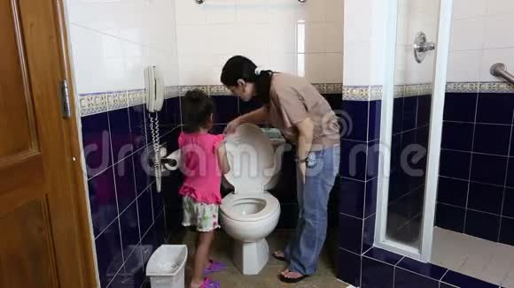 妈妈教她的孩子用厕所视频的预览图