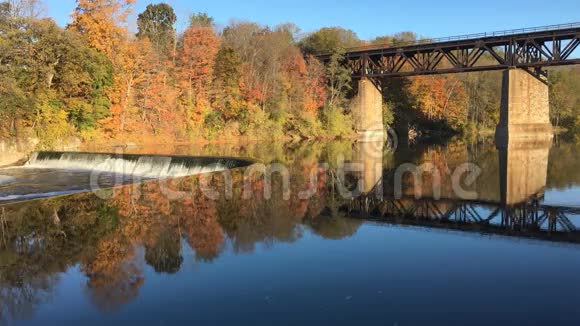 4K超高清盘河坝和桥在秋季视频的预览图