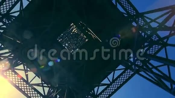埃菲尔铁塔的真正复制品正在旋转视频的预览图