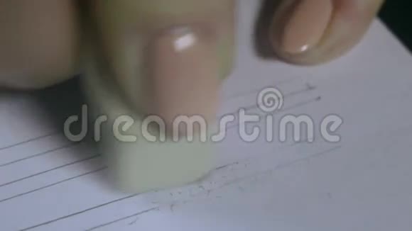 女性手指在纸上抹去灰色线条视频的预览图