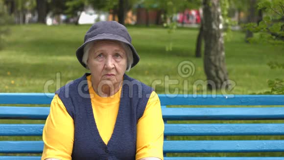 公园里祖母的肖像慢动作视频的预览图