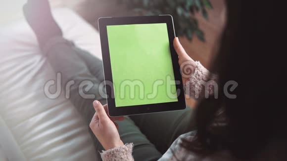 女人用平板电脑坐沙发视频的预览图