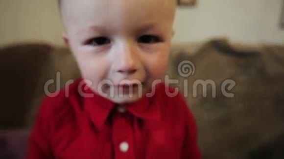 穿红色衬衫的快乐小男孩视频的预览图
