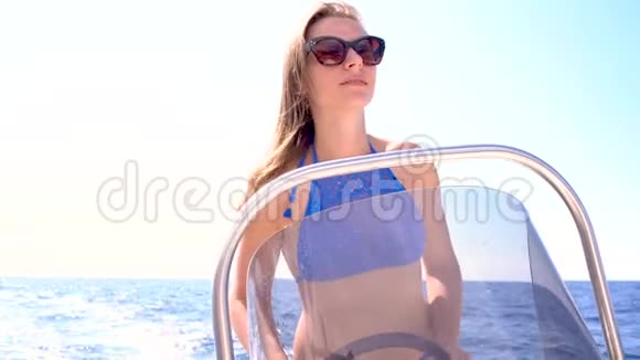 暑假小女孩在海上驾驶摩托艇视频的预览图
