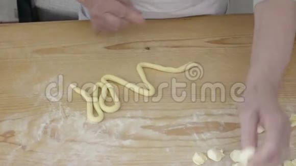 女人用自制的意大利面食准备美味的鱼子酱视频的预览图