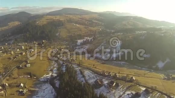 春天喀尔巴阡山脉村庄的空中拍摄视频的预览图