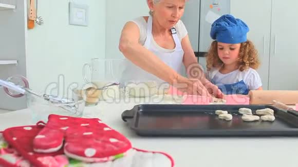 祖母教她如何烤给她的孙女视频的预览图