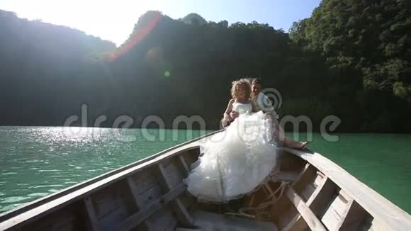 欧洲婚礼夫妇坐着长尾船视频的预览图