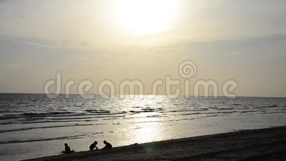 泰国儿童在沙滩上玩海浪和大海的沙滩视频的预览图