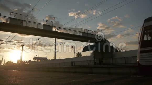 火车抵达火车站视频的预览图
