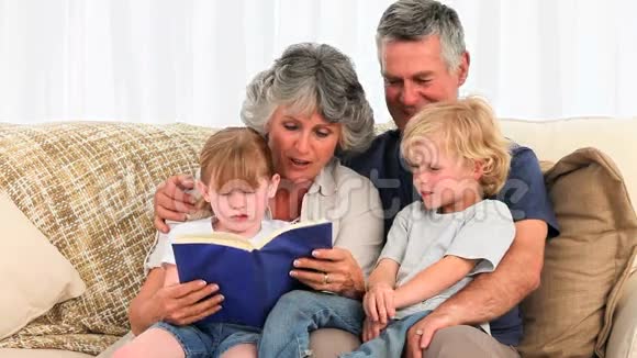 祖父母给他们的孙子们读一本书视频的预览图