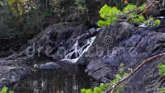 一座古老火山斜坡上的干涸瀑布视频的预览图